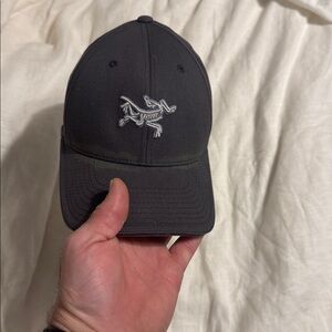 Dark gray Arc’teryx fitted hat